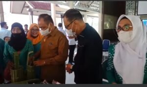 Bupati dan Wakil Bupati Mentawai Belanja Makanan Khas Mentawai