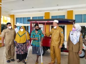 Bupati Pasabar Serahkan Bantuan Becak Motor Kepada Jul Safri