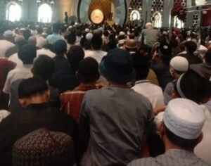 Jamaah Berdesak-desak di Masjid Raya Sumbar, Dengarkan Ceramah UAS