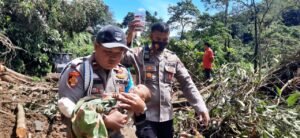 Kapolsek Talamau Evakuasi Pasien Gawat di Jalan Longsor Polong