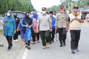 Rezka Oktoberia Tinjau Pengungsi Warga Malampah Salareh Aia