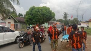 PAC Pemuda Pancasila Lubuk Basung Bagikan Ratusan Paket Takjil