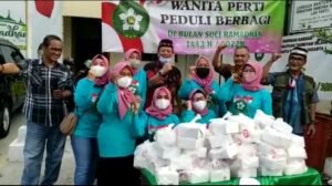 Wanita Perti DKI Jakarta Bagikan Takjil, Dipimpin Bunda Mia