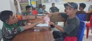Suasana Penyaluran Bantuan BTPKLWN Masyarakat di Muara Siberut