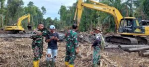 Babinsa Sikabuluan Monitoring Pekerjaan Jalan Brambang-Desa Malancan
