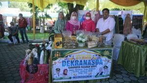 Ketua GOW Pasbar Kunjungi Bazar Dekranasda; Ciptakan UMKM Pasbar Lebih Kesohor