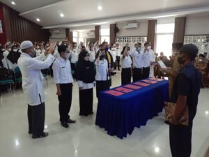 Bupati Mentawai Lantik Sekaligus Menyerahkan SK CPNS Mentawai