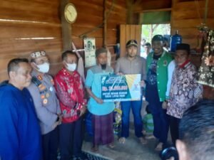 Wagub Sumbar di Mentawai, Serahkan Dana Bantuan Kepada Denis