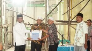 Safari Ramadhan, Bupati Pasbar Serahkan Bantuan Masjid Padang Tujuh