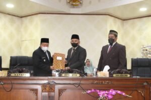 DPRD Kabupaten Agam Serahkan Rekomendasi LKPJ Bupati Tahun 2021