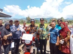 Wabup Pasaman Sabar AS Serahkan Bantuan Kendaraan Roda 3 Pokdakan