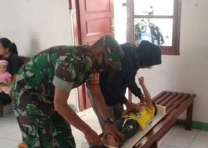 Babinsa Sioban Dampingi Petugas Kesehatan Pada Kegiatan Posyandu