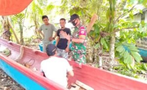 Babinsa Koramil Sipora Selatan Dampingi Masyarakat Buat Sampan Kayu