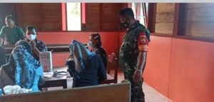 Kodim 0319/Mentawai Aktif Jemput Antar Warga Desa Untuk Divaksinasi