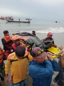 Babinsa Koramil 01 Sikabaluan Serka Indra Turut Mencari Fauzandira dg SAR