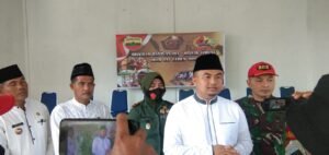 Bupati, Dampingi Dandim Dharmasraya Menyerahkan Bantuan PKLWMG