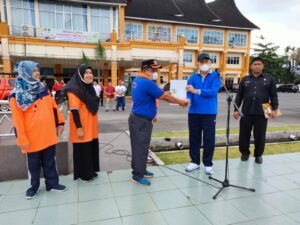 Bupati Pasbar Serahkan Secara Simbolis Bantuan Penanggulangan Bencana