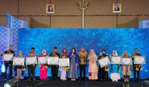 Prestasi Kerja, Bupati dan Ketua TP PKK Pasbar Raih Penghargaan Gubernur Sumbar