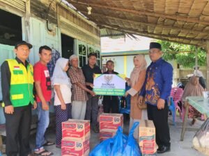 BAZ Bersama GOW Pasbar Serahkan Bantuan Tiga Korban Puting Beliung