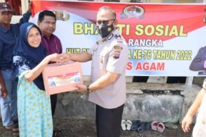 Gelar Bhakti Sosial, Kapolres Agam Berikan Kursi Roda Kepada Ibu Mailis