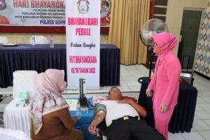 Hari Bhayangkara ke-69, Kapolres Tumbang Tak Berdaya dan Menyerah