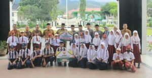 Program Pasaman Cerdas, Bersama Wabup, Bupati Serahkan Beasiswa
