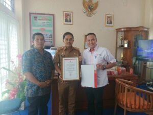 Sukses Himpun Pendonor, Camat Padang Utara Dapat Penghargaan PMI