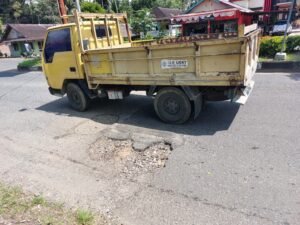 Jalan Kota Lubuk Basung Semakin Parah, Berlobang Ditimbun Tanah