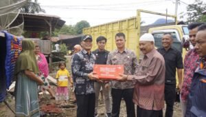 Sekda Pasbar Serahkan Bantuan Bencana Banjir Batang Limpato, Kajai