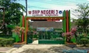 As Memaksa Ingin Jualan di Pekarangan SMPN 3 Lubas, Karena Merasa Berhak