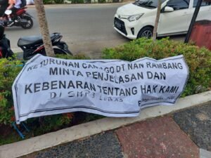 As Gembok Pintu Masuk Gerbang SMP Negeri 3 Lubuk Basung, Apa Sebabnya?