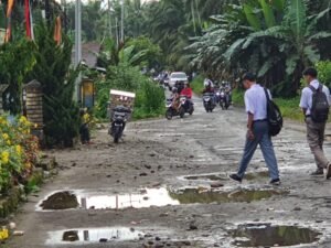 Jalan SMKN 1 Kinali dan SMP Yapiaak  Padang Kuranji Rusak Parah