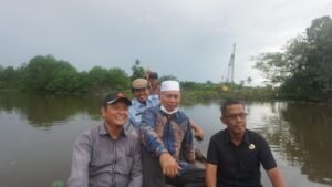Naik Sampan, Bupati Pasaman Barat Tinjau Pekerjaan Jembatan Sikilang