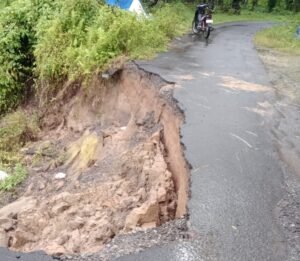 Jalan Anak Aia Duku Tiku Utara Amblas, Warga Berharap Segera Dapat Perbaikan