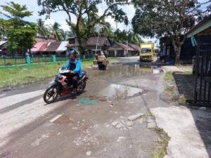 Tak Dapat Perhatian Pemda Agam, Jalan Lapangan Mahoni Rusak