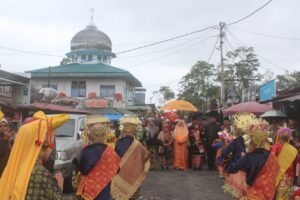 Anggota DPR RI Hj. Nevi Zuirina, Buka Secara Resmi Lomba Pasambahan
