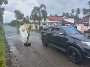 Warga Tanam Pisang di Jln. Gajah Mada Depan Hotel Permata Bunda