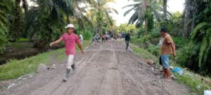 Masyarakat Padang Belimbing Goro, Mengerjakan Jalan Kampung