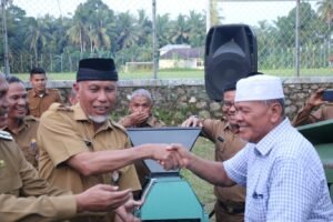 Gubernur Sumbar Mahyeldi Serahkan Bantuan Alsintan di Sikapak Timur