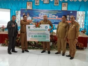 Wagub Sumbar Kunjungi Mentawai, Serahkan Bantauan Rp12 Miliar Untuk Guru SMU, PNS, P3K dan Guru Kontrak 