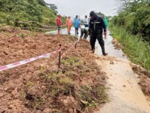 Jalan Nipah Teluk Bayur Air Manid Padang Longsor, Harap Hati-hati