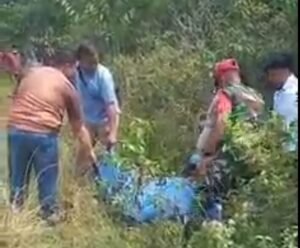 Satreskrim Polres Sawahlunto Evakuasi Mayat Mulai Membusuk di Kebun Karet