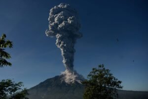Hingga Siang Sabtu, Terjadi 7 Kali Erupsi Kolom Abu Gunung Marapi