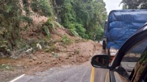 Hujan Mengguyur, Jalan Palupuh Longsor, Pengendara Hati-hati