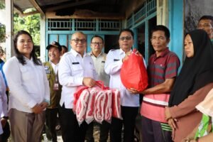 PJ. Bupat Mentawai Serahkan Bantuan Korban Rumah Kebakaran