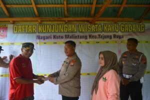 Pokdarwis Kayu Gadang Goro, Kapolres Agam Datang Antarkan Bantuan