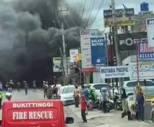 Kebakaran Hebat Landa Kapeh Panji, Ruko dan Belasan Mobil Dilalap Sijago Merah
