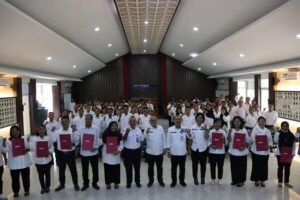 PLT Sekda Mentawai Serahkan SK 119 Guru Kontrak Mengajar di SMP