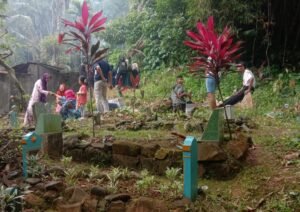 Goro Bersihkan Pandam Pekuburan Masih Membudaya di Kota Padang