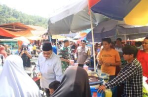 Warga Pasar Kumpulan Antusias Sambut Bupati Pasaman Benny Utama